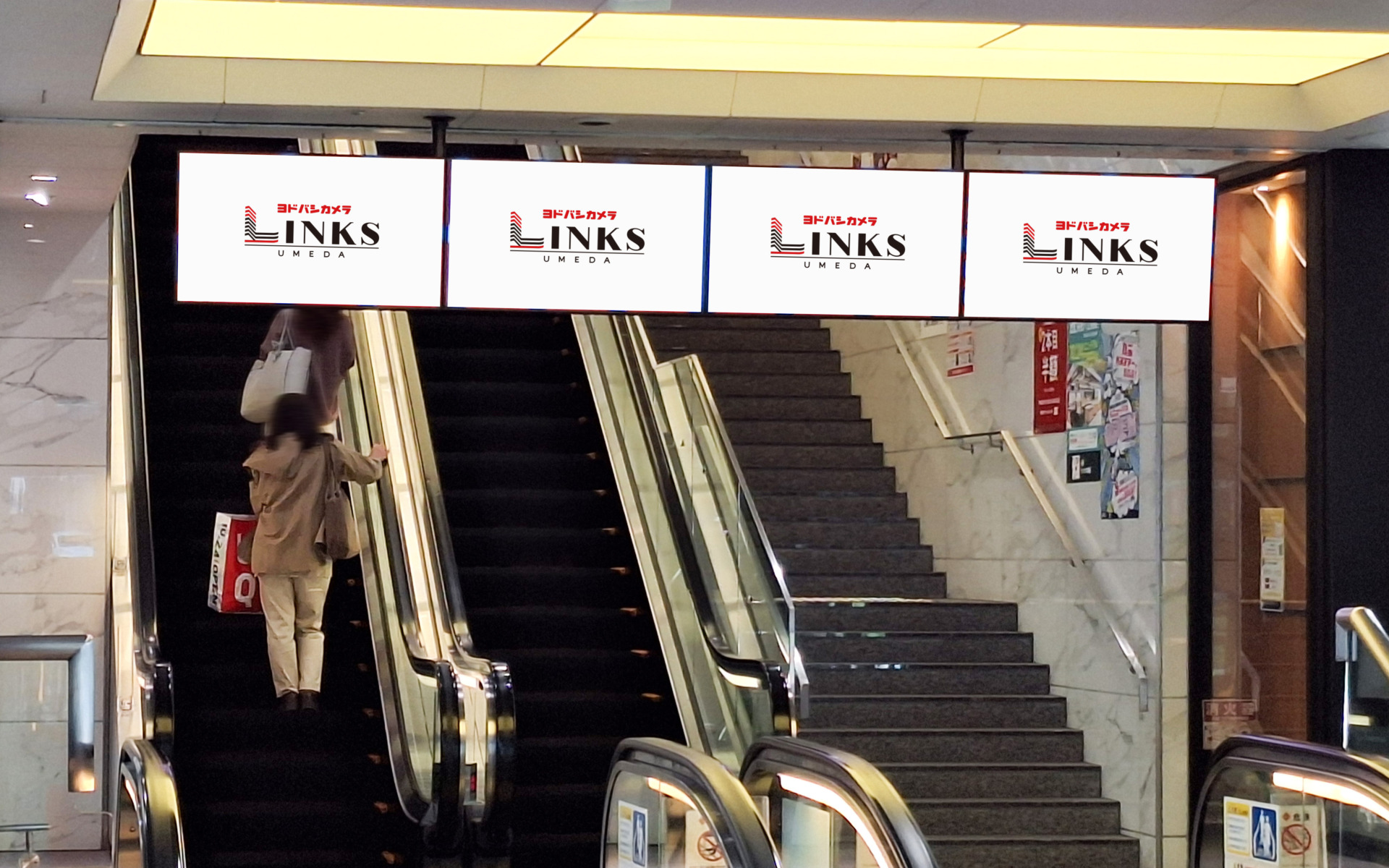 1階エスカレータ上４連サイネージ