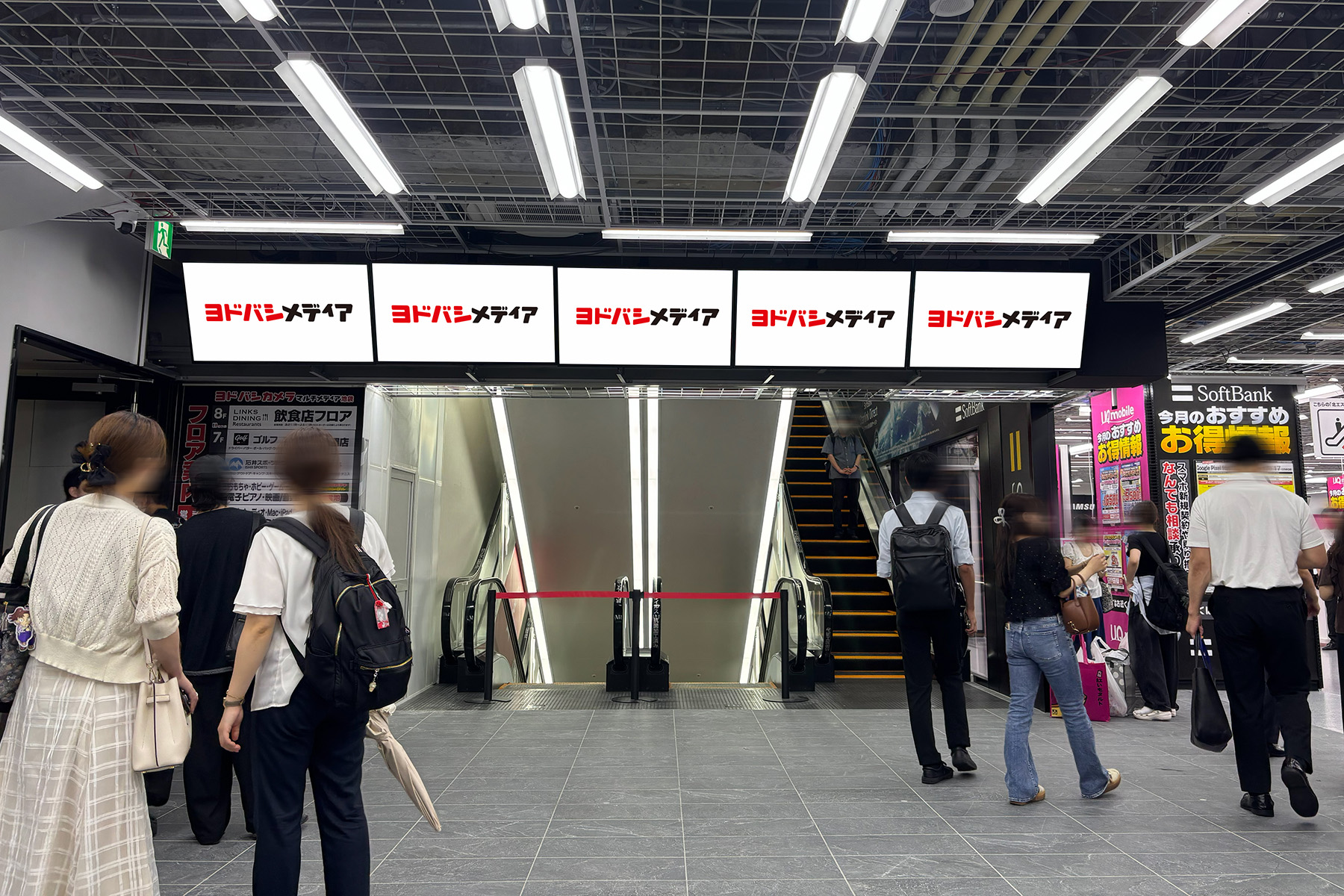 B1F入口天吊マルチサイネージ5面・6面