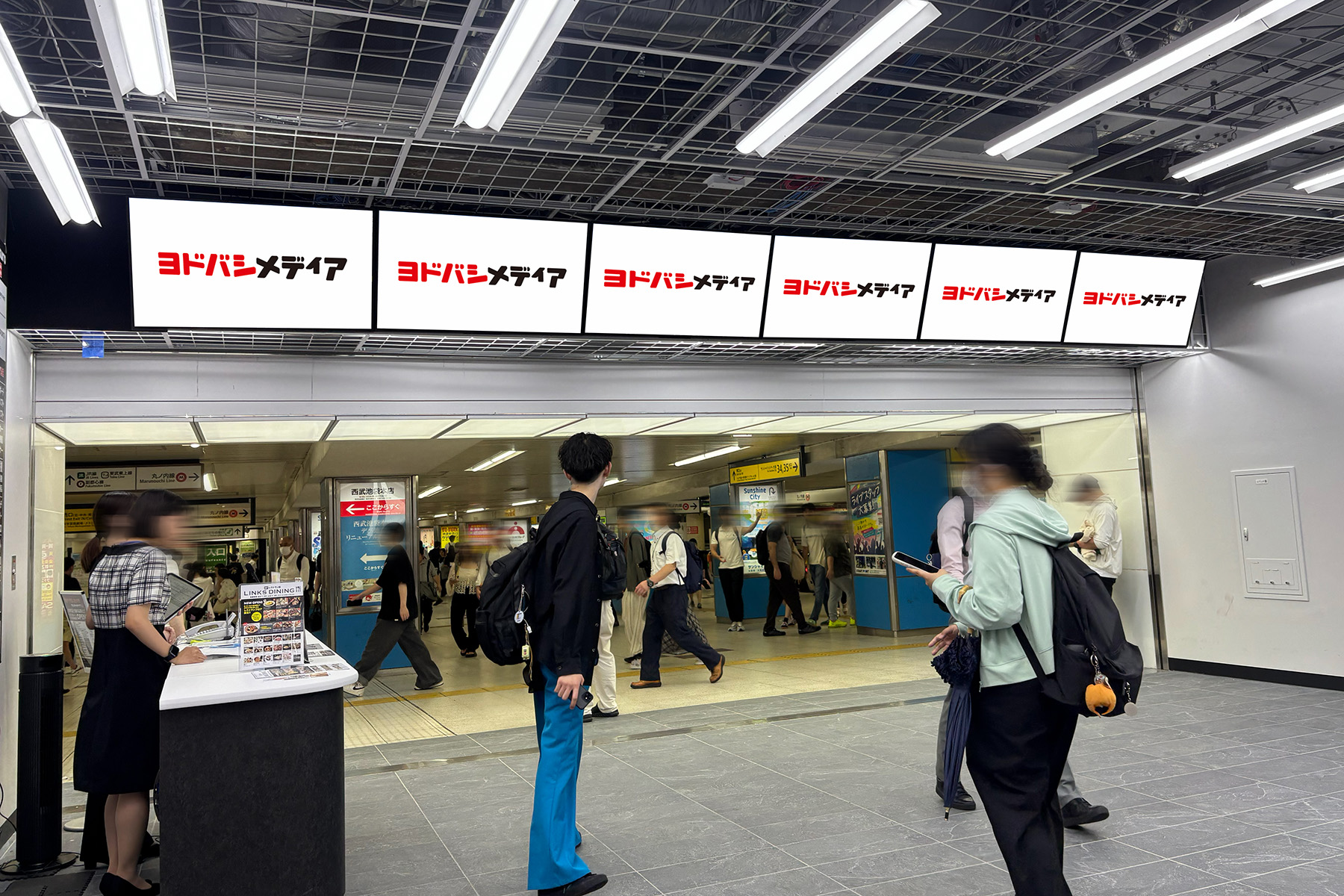 B1F入口天吊マルチサイネージ5面・6面